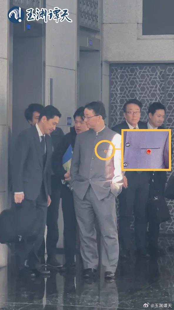 牛管家 日本官员低头听中方讲话